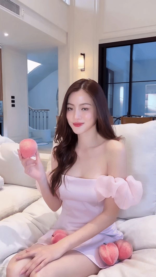 Người đẹp sinh năm 1992 xinh xắn như gái đôi mươi khi diện em váy hồng trễ vai khoe Mừng SHBET phiên bản mới 2025 mịn màng .