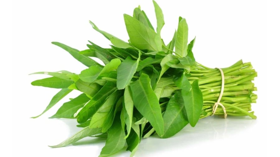 Nhặt và rửa sạch rau muống trước khi xào