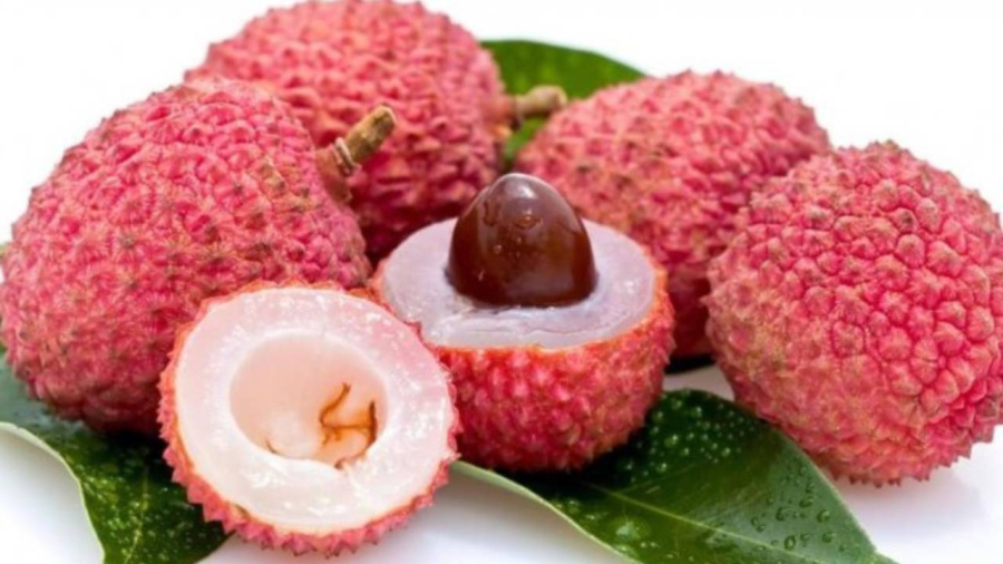 Quả vải ngon sẽ có phần cuống trắng, không thâm hay bị sâu