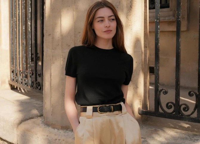 Chiếc thắt lưng da dù chỉ là mảnh ghép nhỏ, nhưng có tác dụng nâng tầm outfit của áo thun và quần be.