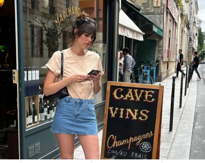 Khi dạo phố cuối tuần, chị em hãy thử áp dụng công thức gồm áo thun màu be kết hợp với chân váy ngắn denim. 