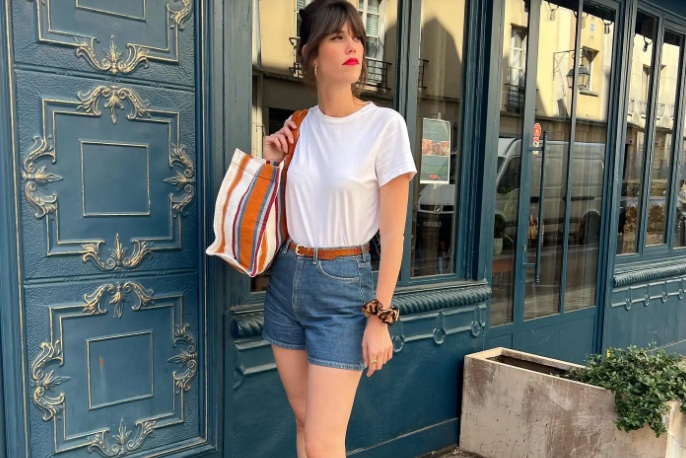 Áo thun trắng và quần denim short trẻ trung, năng động và không bao giờ lỗi mốt.