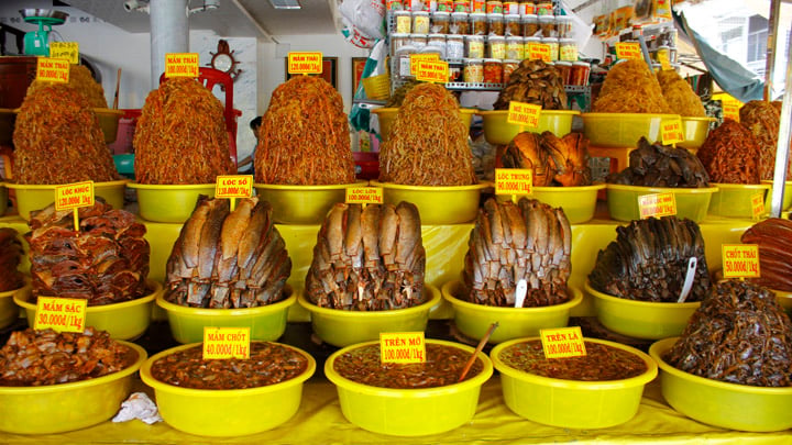 Những dãy hàng cá khô và 