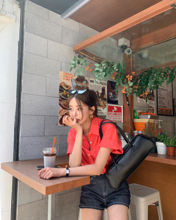 Công thức đồ đen và item màu nổi rất bắt mắt nên phụ kiện cũng không cần quá cầu kỳ đâu bạn nhé.