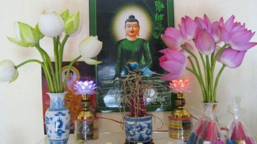 Hoa sen thắp hương mang ý nghĩa thanh tao trang trọng