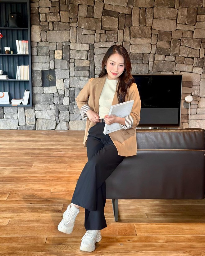 Áo sát nách màu be mix với quần ống rộng kèm một chiếc thắt lưng, vest màu nâu tay kẻ sọc hợp tone với áo và thắt lưng vô cùng tinh tế.    