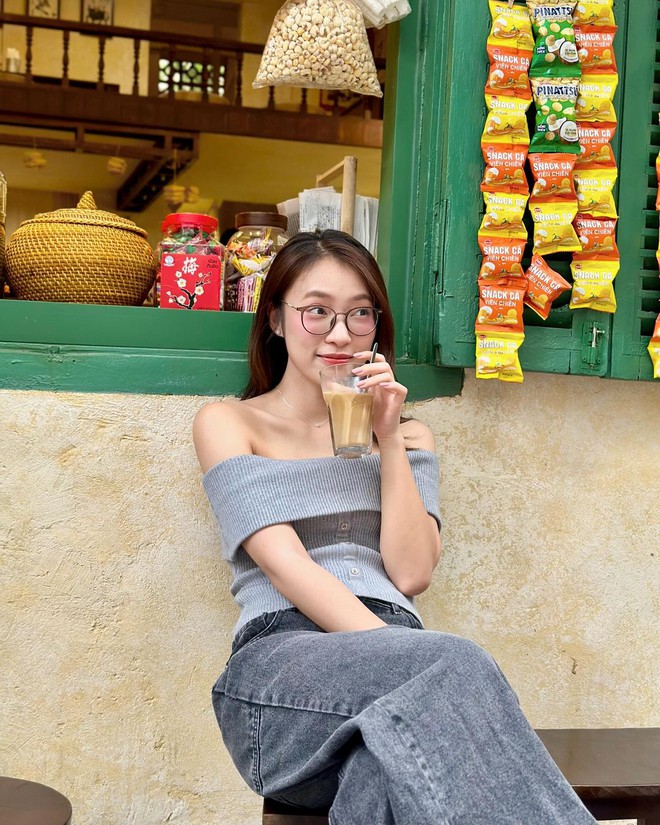 Bạn mix với quần jeans đen, trắng như Khánh Vy hay chân váy đều 