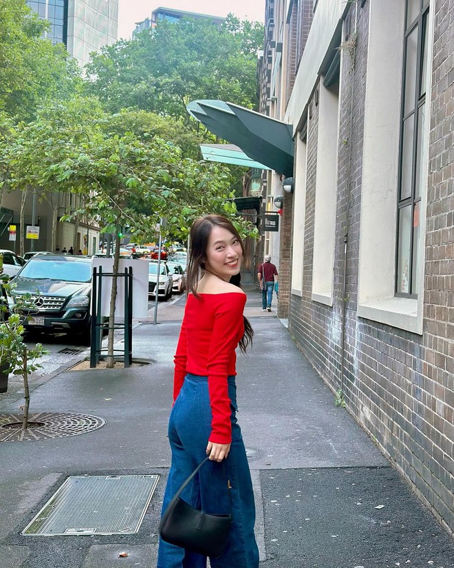 Cô nàng mix quần jeans với áo trễ vai màu đỏ trông trẻ trung, nổi bật hơn hẳn.