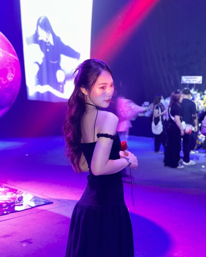 Lần làm host cho show ca nhạc của ca sĩ Orange, Khánh Vy 