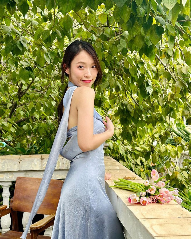 Outfit này tạo một chút cảm giác nữ tính. 