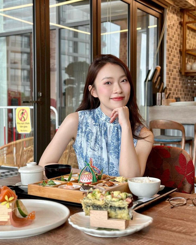 Chiếc váy xanh dương này giúp cô nàng bừng sáng cả khung hình.
