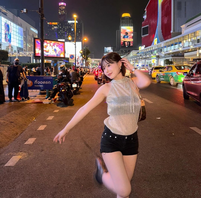Cô nàng ưu tiên diện những em quần short giúp khoe trọn đôi chân miên man.