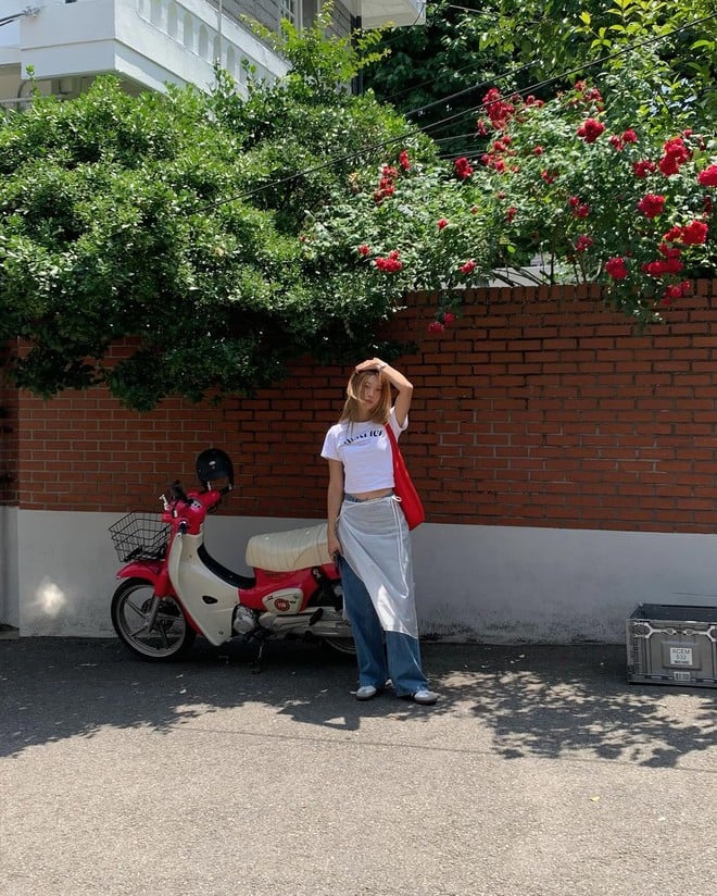 Cô áp dụng công thức quần jeans áo croptop kèm theo đói là cách 