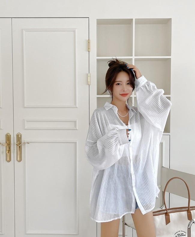 Sơ mi trắng chất liệu xuyên thấu sẽ trở nên mới lạ, bắt mắt hơn. Muốn diện sơ mi trắng xuyên thấu đẹp không khó. 