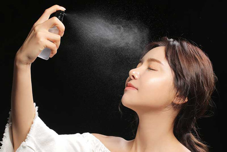 Xịt khoáng được sử dụng bằng cách phun sương, các bọt khí sẽ nhanh chóng thẩm thấu vào da. (Ảnh minh họa)