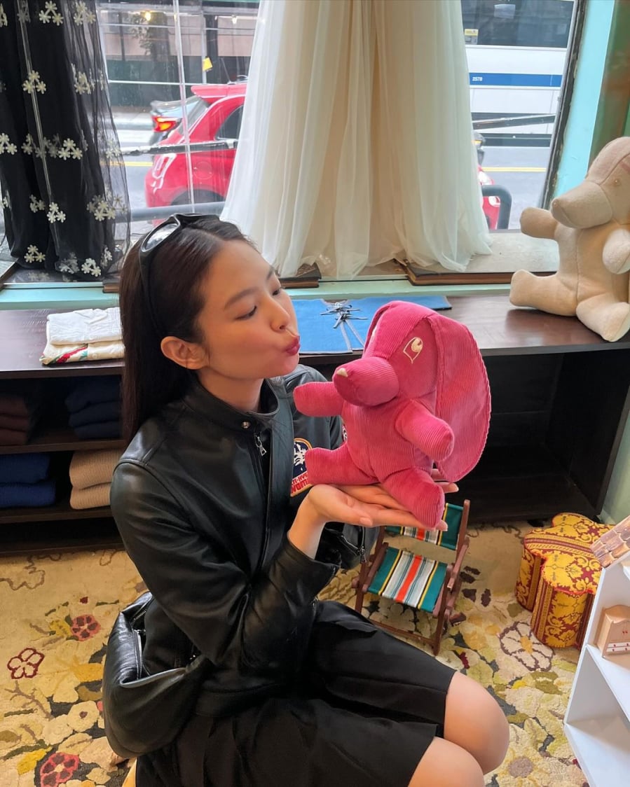 Jennie vẫn trung thành với cá tính thời trang cực “trendy” nhưng hợp mốt.