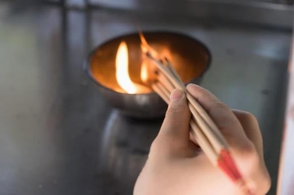 Theo quan niệm phong thủy, các vị thần thường dùng bữa sớm nên việc thắp hương vào buổi sáng là tốt nhất.
