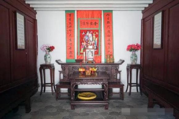 Vị trí của bàn thờ nên bất động    
