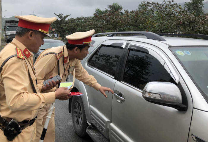 Người điều khiển xe ô tô đang lưu thông mà không có bảo hiểm ô tô bắt buộc còn giá trị hiệu lực thì sẽ bị xử phạt hành chính từ 400.000 đồng đến 600.000 đồng.