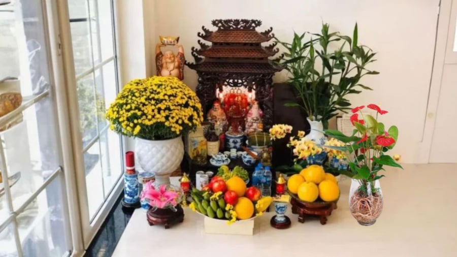 Cây cảnh được đặt ở ban thờ Thần tài