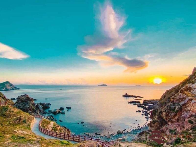 Nằm ở phía đông trên trục đường ven biển thuộc bãi Hương của đảo chính Cù Lao Chàm, Eo Gió là một địa điểm tuyệt vời để ngắm bình minh
