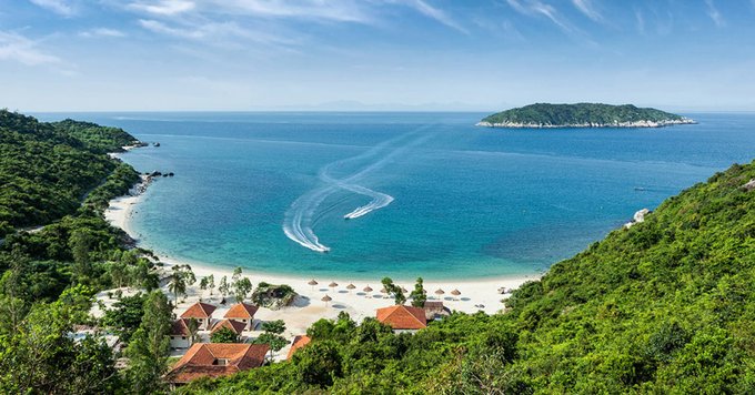 Trên đảo, du khách có thể đi bộ hoặc thuê xe máy để tự do di chuyển