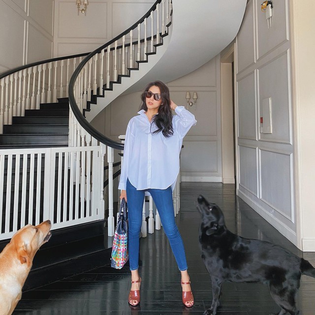 Áo sơ mi trắng và quần jeans xanh là 