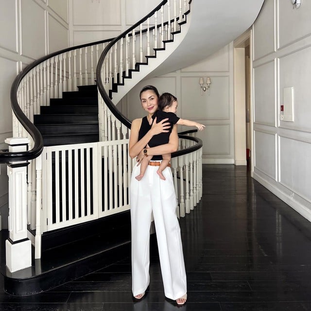 Dù rất trang nhã, outfit trên vẫn có sự trẻ trung, phóng khoáng.