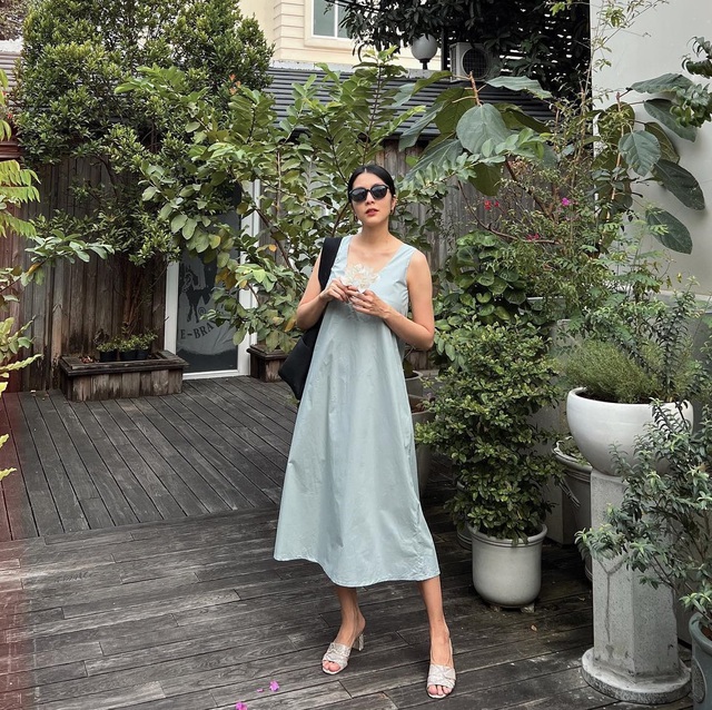 Đôi sandal dáng mule đã giúp Tăng Thanh Hà hoàn thiện outfit đúng chất hè.