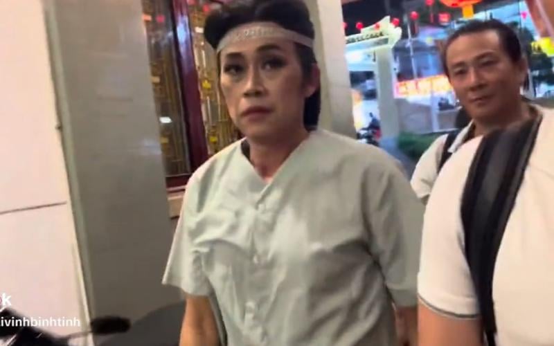 Nghệ sĩ Hoài Linh vào bên trong hậu trường thay Shbet999 com đăng nhập và chuẩn bị cùng các đồng nghiệp khác.