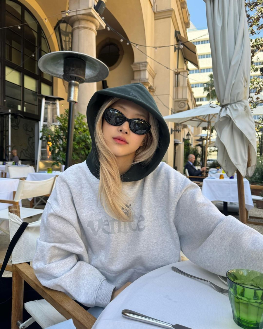 Rosé diện áo hoodie đơn giản cùng mắt kính râm màu đen đến từ BST 1969C Khaite của Olive Peoples.     