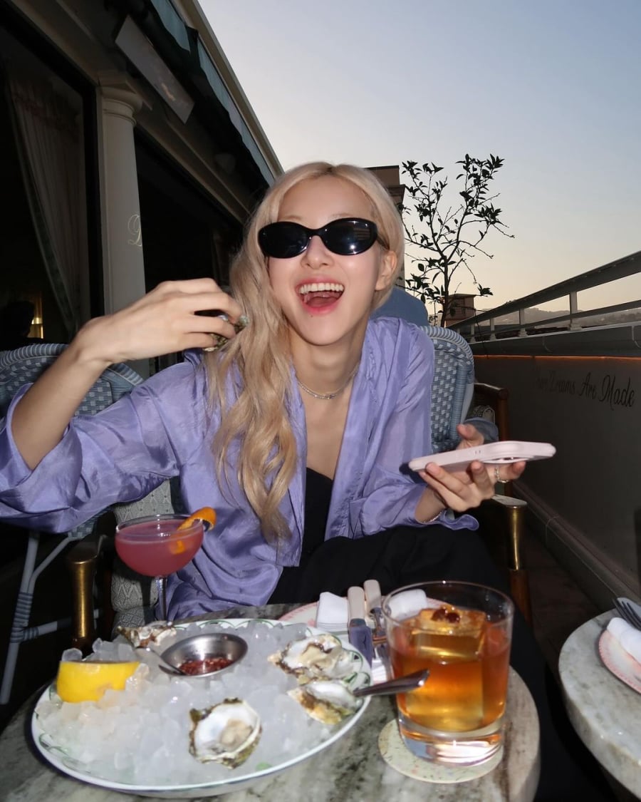 Thêm một gợi ý đến từ Rosé đó là mix áo sơmi pastel khoác ngoài áo hai dây, quần tây. Thêm một vài phụ kiện nữa là hoàn hảo. 