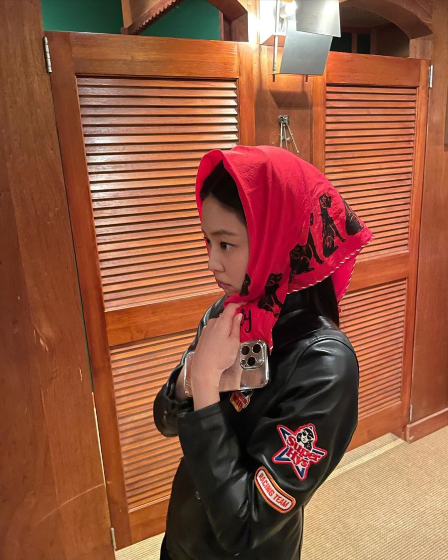Nữ rapper xuất hiện trong Shbet999 com đăng nhập “all-black” với áo khoác da biker, chân váy mini, với cao cổ gắn nơ