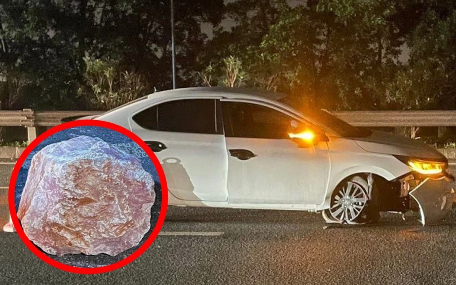 Lái xe cầm theo viên sỏi