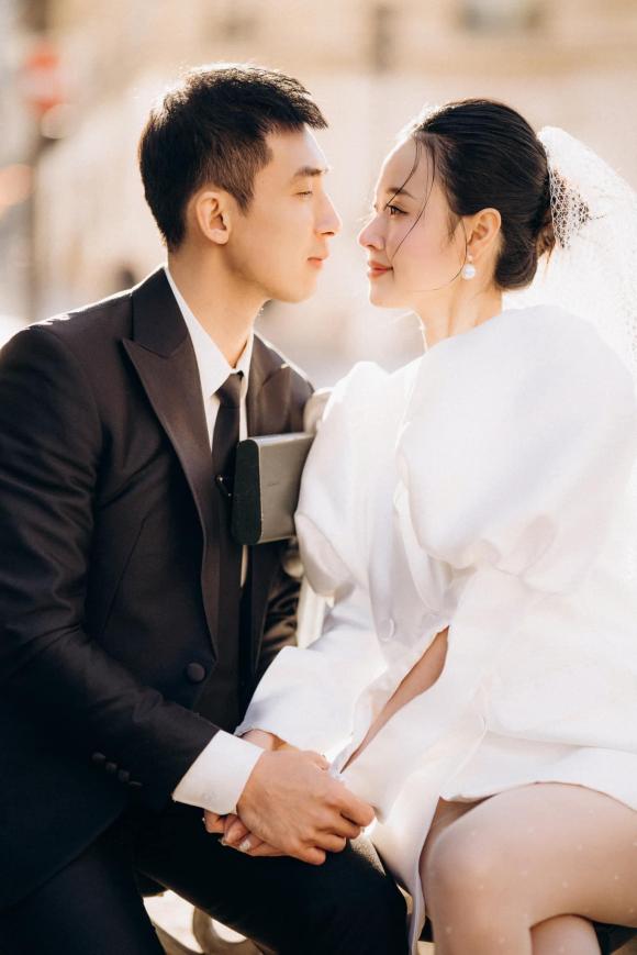 Đây cũng là lần đầu cô khoe mặt chồng và gọi thẳng tên của anh khiến dân tình vô cùng thích thú.     