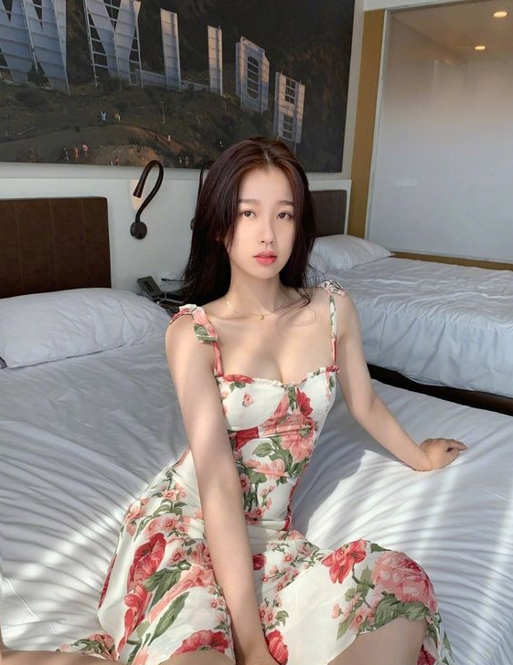Ngu Thư Hân diện chiếc váy hoa gợi cảm và khoe được nét quyến rũ của bản thân. 