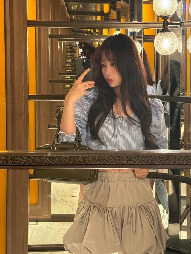 Kiểu chân váy này được nhiều người yêu thích bởi tính độc lạ. Ngu Thư Hân cũng bắt trend khá nhanh đấy nhé. 