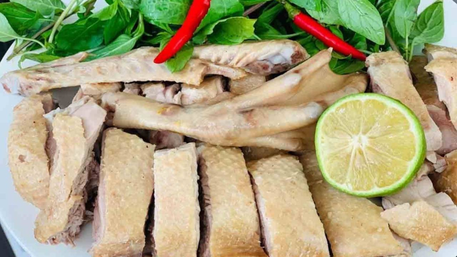 Trong ngày Tết Đoan Ngọ 5/5, người ta thường ưa chuộng thịt vịt với tính mát, bổ...