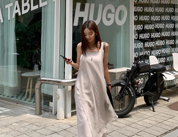 Chị em có thể diện váy hai dây với quần ống rộng sau đó thêm dép xỏ ngón nữa là có ngay set đồ đi du lịch.