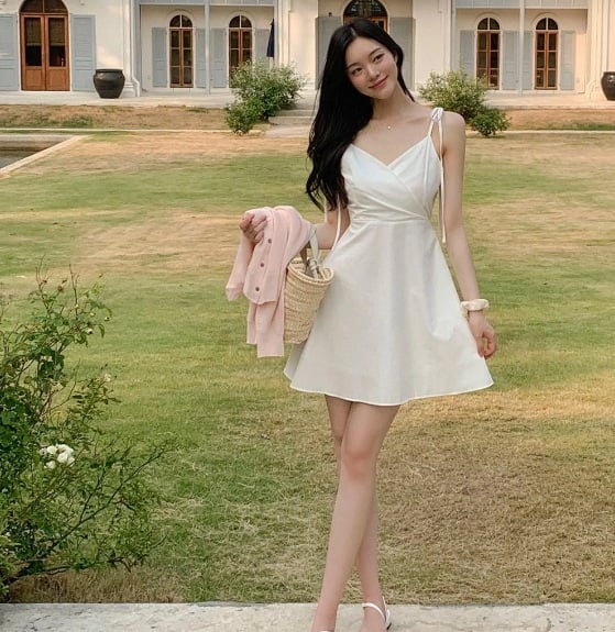 Túi cói luôn là mảnh ghép hoàn hảo cho những set váy đi du lịch.