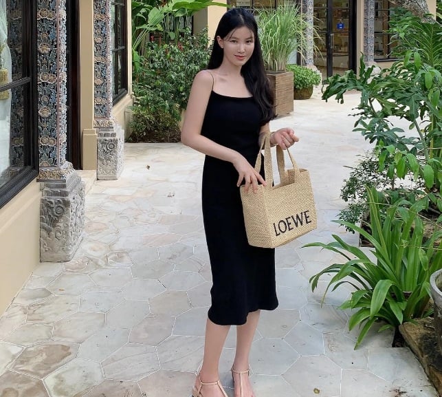 Đừng bỏ qua váy hai dây tông màu đen.