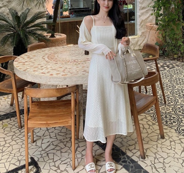 Các nàng có thể khoác ngoài váy hai dây một chiếc áo mỏng nhẹ vừa sành điệu vừai giúp che nắng. 