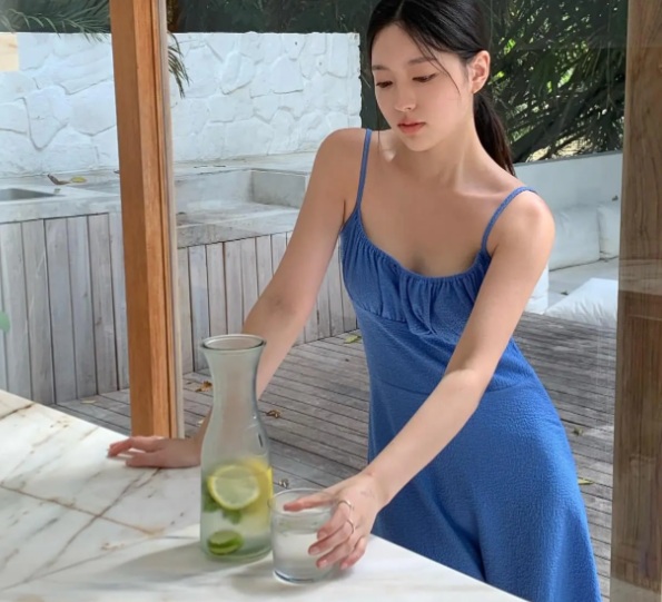 Mẫu váy hai dây mang tông màu xanh rất phù hợp với xu hướng hiện tại.