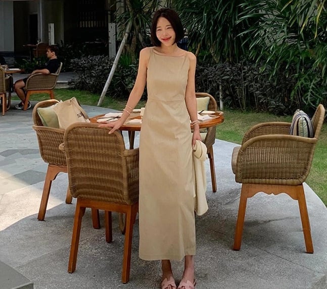 Đôi dép lê màu trung tính đã đảm bảo sự tinh tế cho bộ Shbet999 com đăng nhập.