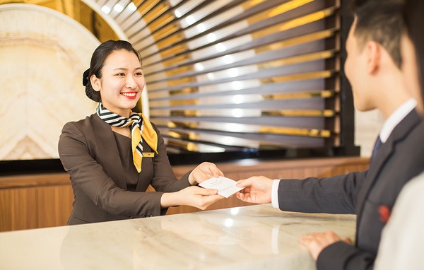 Nguyên nhân chính là do thang máy thường có nhiều hoạt động, tạo ra tiếng ồn đặc biệt, đặc biệt là vào ban đêm khi có thể gây gián đoạn giấc ngủ của khách.    