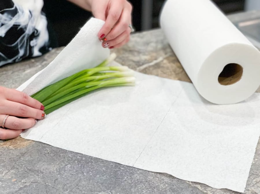Bảo quản hành lá bằng khăn giấy    