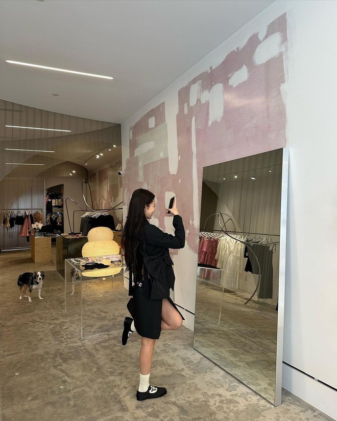 Item cuối cùng gọi tên em chân váy xẻ tà yêu thích của Jennie Kim.