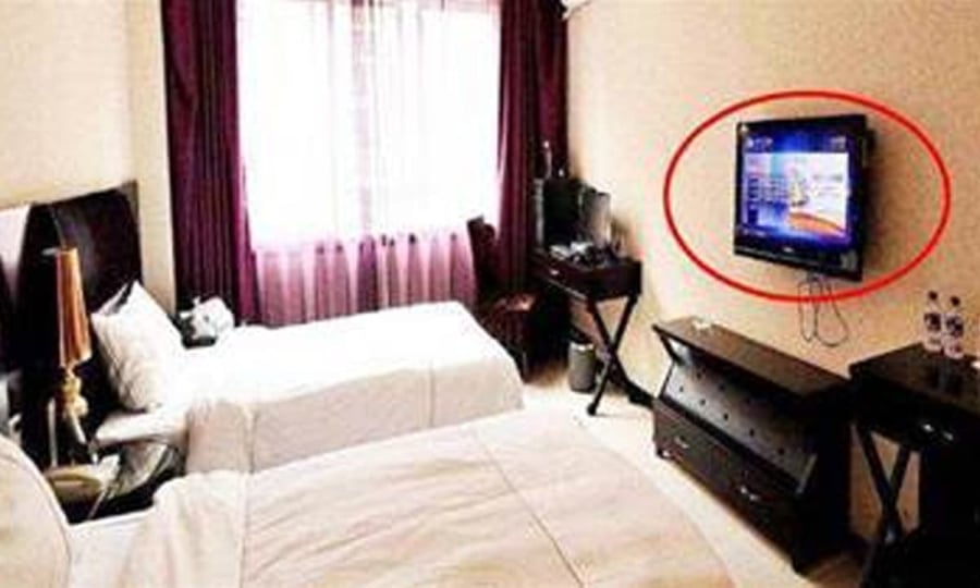 Ngoài các thiết bị điện tử trong phòng, kể cả phòng tắm, nhà vệ sinh… bạn cũng cần được kiểm tra kỹ
