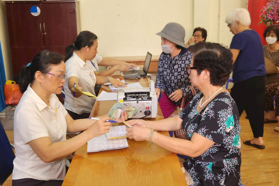 Nếu lao động nữ nghỉ hưu năm 2024 và đóng đủ 24 năm BHXH sẽ nhận được lương hưu với tỷ lệ 63% tiền lương tháng họ đóng BHXH.