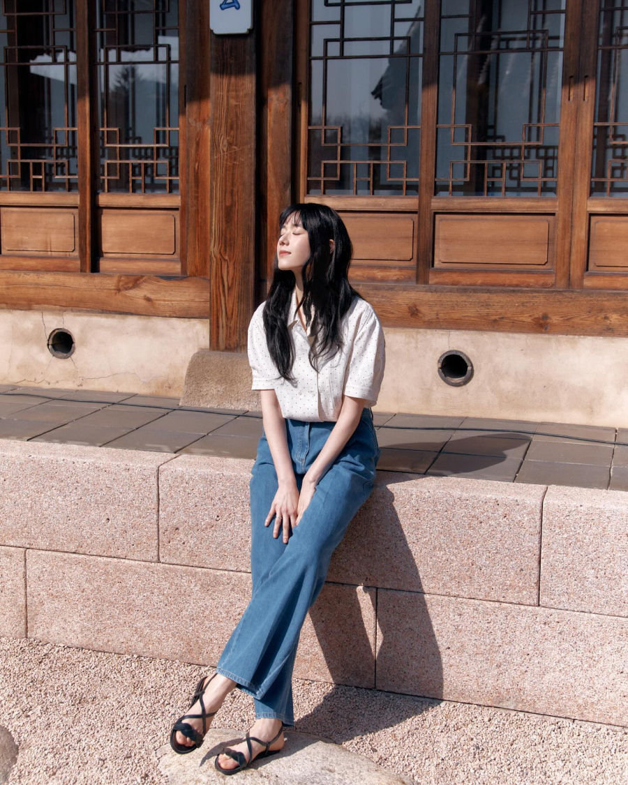 Áo sơ mi cộc tay kết hợp rất ăn ý với quần jeans xanh mang đến nét hài hòa cho tổng thể outfit.